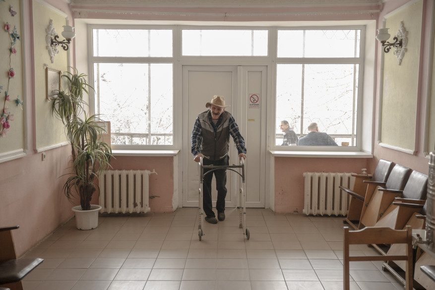 Válka tvrdě dopadá i na ukrajinské seniory. Pomáháme jim zachovat si důstojnost 